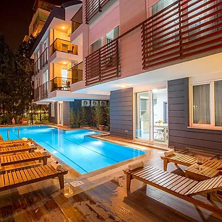 Elanis Apartahotel 4*
